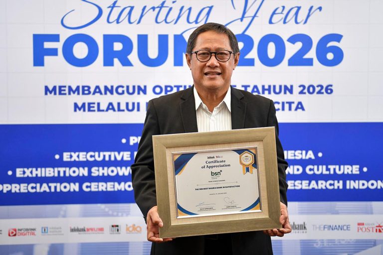 Direktur Utama Bank Syariah Nasional (BSN) Alex Sofjan Noor berfoto bersama Kurnia Muhamadi Digital Sales & Network Division Head BSN dan Arjanto Customer Experience Division Head BSN usai menerima penghargaan Sastifaction Loyalty Engagement (SLE) di Jakarta, Kamis, (22/1/2026).   BSN memborong 17 penghargaan SLE setelah melalui proses penilaian yang dilakukan oleh MRI (Marketing Research Indonesia) kepada sejumlah bank di Indonesia dan mengantarkan BSN masuk dalam kelompok Top 10 Bank on SLE. Hasil SLE ini menunjukkan masyarakat sebagai pelanggan bank telah memberikan respon positif atas pelayanan, keamanan dan produk bank yang diberikan dengan tingkat kepuasan tinggi dan BSN telah diterima oleh pasar dalam hal ini masyarakat sebagai nasabah atau pelanggan BSN secara positif.***(Foto: Ekobisnis.com/Farras Dawi)