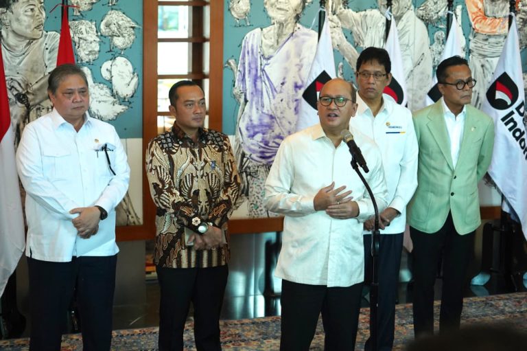 Pemerintah memastikan akan mempercepat demutualisasi Bursa Efek Indonesia (BEI) pada tahun ini demi mencegah praktik pasar modal yang tidak sehat.