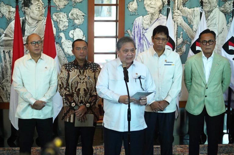 Menteri Koordinator Bidang Perekonomian Airlangga Hartarto (tengah) didampingi Menteri Keuangan Purbaya Yudhi Sadewa (kedua kanan), Menteri Sekretaris Negara Prasetyo Hadi (kedua kiri), CEO Danantara Rosan Roeslani (kiri) dan COO Dony Oskaria memberikan paparan saat konferensi pers di Jakarta, Jumat (30/1/2026).  Pemerintah memastikan akan mempercepat demutualisasi Bursa Efek Indonesia (BEI) pada tahun ini demi mencegah praktik pasar modal yang tidak sehat.***(Foto: Ekobisnis.com/Farras Dawi)