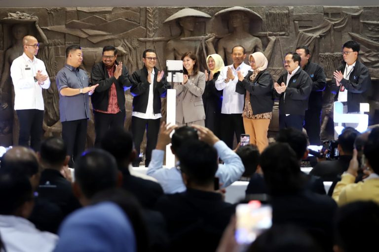 Menkomdigi Meutya Hafid (tengah), Wamen Komdigi Nezar Patria (kiri) dan Chief Legal & Regulatory Officer Indosat Reski Damayanti (kanan) berkunjung ke booth Indosat usai Peluncuran SEMANTIK (Senyum Nyaman dengan Biometrik) di Jakarta, Selasa (27/1/2026).    Pemerintah mulai menerapkan registrasi nomor seluler berbasis biometrik untuk menekan penipuan online yang semakin meresahkan masyarakat. Kebijakan ini diatur dalam Peraturan Menteri Komunikasi dan Digital Nomor 7 Tahun 2026.***(Foto: Ekobisnis.com/Farras Dawi)