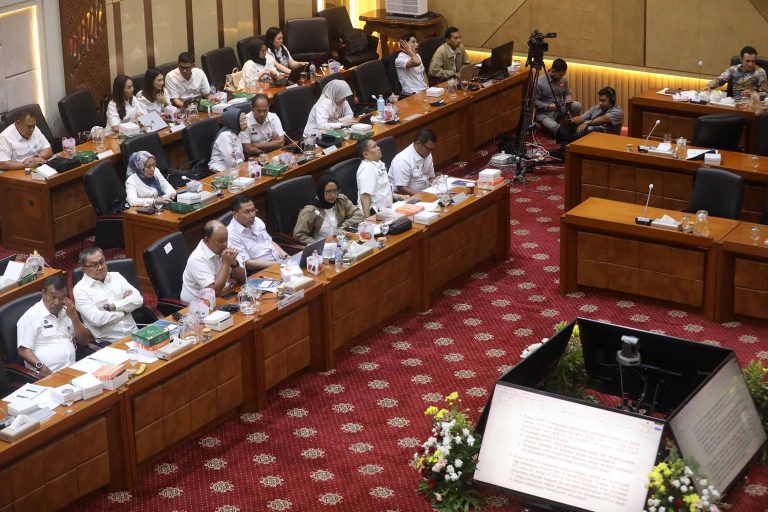 Rapat tersebut membahas penyampaian evaluasi dan isu strategis pelaksanaan program MBG tahun 2025, strategi perbaikan tata kelola MBG tahun 2026, penjelasan terkait koordinasi dengan Kementerian/Lembaga dalam peningkatan standar pengelolaan pangan, pendataan penerima manfaat, skema khusus pelaksanaan program MBG di sekolah non formal seperti pesantren dan sekolah berbasis komunitas, serta penjelasan pembangunan SPPG di daerah 3T.