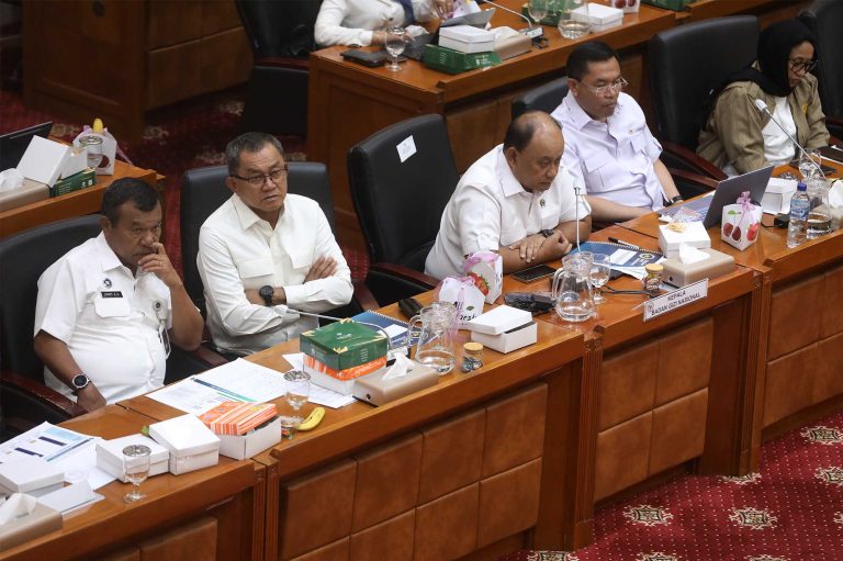 Rapat tersebut membahas penyampaian evaluasi dan isu strategis pelaksanaan program MBG tahun 2025, strategi perbaikan tata kelola MBG tahun 2026, penjelasan terkait koordinasi dengan Kementerian/Lembaga dalam peningkatan standar pengelolaan pangan, pendataan penerima manfaat, skema khusus pelaksanaan program MBG di sekolah non formal seperti pesantren dan sekolah berbasis komunitas, serta penjelasan pembangunan SPPG di daerah 3T.