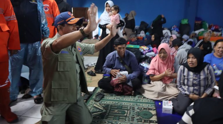 Operasi pencarian dan pertolongan atau SAR masih terus dilakukan di lokasi terdampak, Desa Pasirlangu, Kecamatan Cisarua, Kabupaten Bandung Barat, Jawa Barat, hingga hari ini, Rabu (28/1). Pada kunjungan kerja kedua, BNPB mengapresiasi upaya evakuasi korban tanah longsor di daerah tersebut.