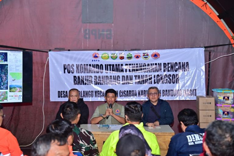 Operasi pencarian dan pertolongan atau SAR masih terus dilakukan di lokasi terdampak, Desa Pasirlangu, Kecamatan Cisarua, Kabupaten Bandung Barat, Jawa Barat, hingga hari ini, Rabu (28/1). Pada kunjungan kerja kedua, BNPB mengapresiasi upaya evakuasi korban tanah longsor di daerah tersebut.