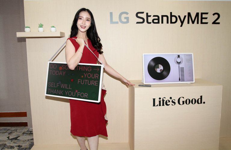 Menyusul berakhirnya periode pre-order pada 31 Desember 2025, PT. LG Electronics Indonesia (LG) resmi mengumumkan ketersediaan LG StanbyME 2 di pasar tanah air. Terhitung hari ini, TV portabel generasi terbaru dari LG tersebut telah tersedia dan dapat diperoleh melalui berbagai platform e-commerce, serta online brand store (OBS) resmi LG di lg.com/id.  LG StanbyME 2 terbaru ini hadir dengan peningkatan signifikan pada aspek desain dan fleksibilitas penggunaan. Mengusung layar sentuh berukuran 27 inci, perangkat ini tidak hanya dapat diputar secara horizontal maupun vertikal, tetapi juga menawarkan desain layar lepas-pasang dari tiang penyangganya.