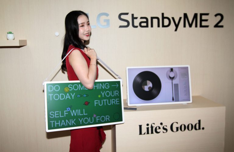Menyusul berakhirnya periode pre-order pada 31 Desember 2025, PT. LG Electronics Indonesia (LG) resmi mengumumkan ketersediaan LG StanbyME 2 di pasar tanah air. Terhitung hari ini, TV portabel generasi terbaru dari LG tersebut telah tersedia dan dapat diperoleh melalui berbagai platform e-commerce, serta online brand store (OBS) resmi LG di lg.com/id.  LG StanbyME 2 terbaru ini hadir dengan peningkatan signifikan pada aspek desain dan fleksibilitas penggunaan. Mengusung layar sentuh berukuran 27 inci, perangkat ini tidak hanya dapat diputar secara horizontal maupun vertikal, tetapi juga menawarkan desain layar lepas-pasang dari tiang penyangganya.