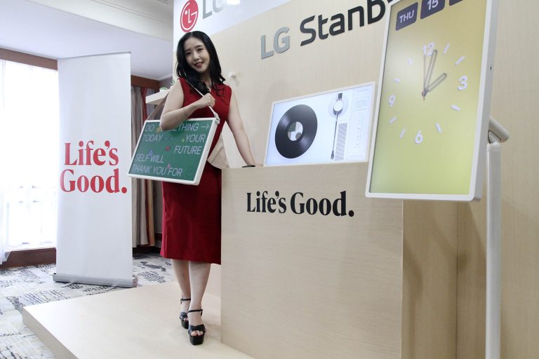 Menyusul berakhirnya periode pre-order pada 31 Desember 2025, PT. LG Electronics Indonesia (LG) resmi mengumumkan ketersediaan LG StanbyME 2 di pasar tanah air. Terhitung hari ini, TV portabel generasi terbaru dari LG tersebut telah tersedia dan dapat diperoleh melalui berbagai platform e-commerce, serta online brand store (OBS) resmi LG di lg.com/id.  LG StanbyME 2 terbaru ini hadir dengan peningkatan signifikan pada aspek desain dan fleksibilitas penggunaan. Mengusung layar sentuh berukuran 27 inci, perangkat ini tidak hanya dapat diputar secara horizontal maupun vertikal, tetapi juga menawarkan desain layar lepas-pasang dari tiang penyangganya.