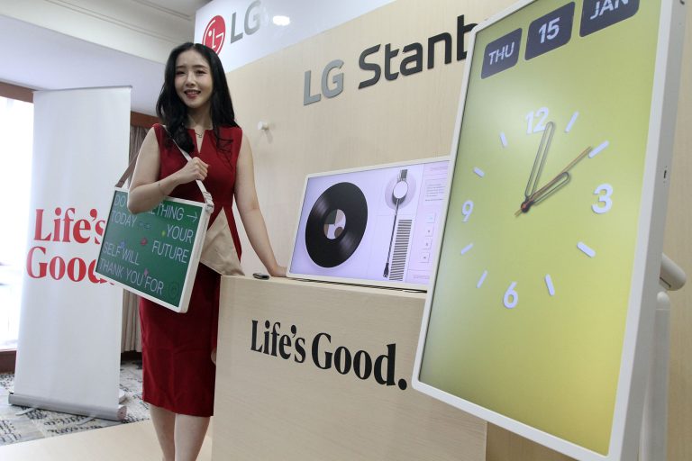 Model berpose disamping LG StanbyME 2 saat acara Media Introduction and Experience TV LG StanbyME 2 di Jakarta, Kamis (15/1/2026).  Menyusul berakhirnya periode pre-order pada 31 Desember 2025, PT. LG Electronics Indonesia (LG) resmi mengumumkan ketersediaan LG StanbyME 2 di pasar tanah air. Terhitung hari ini, TV portabel generasi terbaru dari LG tersebut telah tersedia dan dapat diperoleh melalui berbagai platform e-commerce, serta online brand store (OBS) resmi LG di lg.com/id.  LG StanbyME 2 terbaru ini hadir dengan peningkatan signifikan pada aspek desain dan fleksibilitas penggunaan. Mengusung layar sentuh berukuran 27 inci, perangkat ini tidak hanya dapat diputar secara horizontal maupun vertikal, tetapi juga menawarkan desain layar lepas-pasang dari tiang penyangganya.***(Foto: Ekobisnis.com/Farras Dawi)