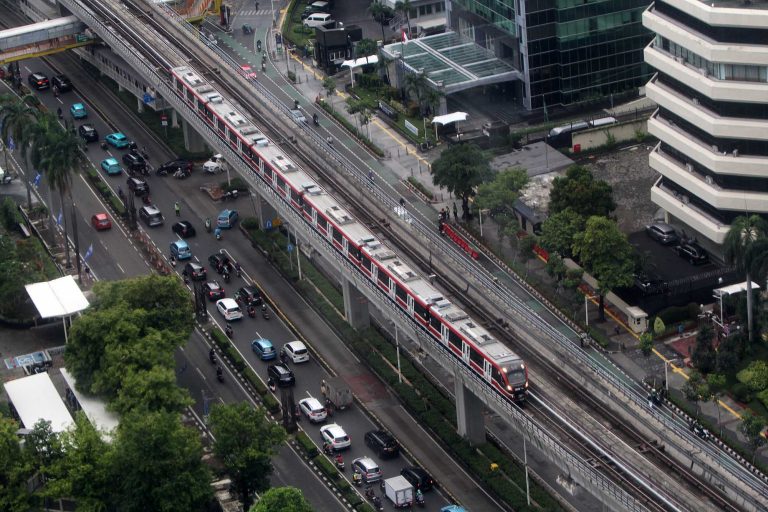 Sepanjang 2025 sebanyak 7.000 barang aneka jenis milik penumpang tertinggal di rangkaian kereta dan area Stasiun LRT Jabodebek. Nilai totalnya ditaksir hampir Rp800 juta.   Handphone atau HP dan Tumbler mendominasi jenis barang yang tertinggal. Jenis barang elektronik lainnya yang banyak tertinggal di LRT yakni laptop, smartwatch, dan tempat earphone nirkabel atau TWS. Sementara, barang-barang nonelektronik yang banyak tertinggal selain Tumbler adalah tempat makanan, payung, topi, kacamata, kartu uang elektronik, jam, dan beragam aksesoris.