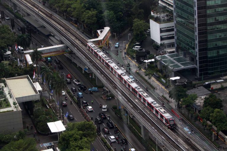 Sepanjang 2025 sebanyak 7.000 barang aneka jenis milik penumpang tertinggal di rangkaian kereta dan area Stasiun LRT Jabodebek. Nilai totalnya ditaksir hampir Rp800 juta.   Handphone atau HP dan Tumbler mendominasi jenis barang yang tertinggal. Jenis barang elektronik lainnya yang banyak tertinggal di LRT yakni laptop, smartwatch, dan tempat earphone nirkabel atau TWS. Sementara, barang-barang nonelektronik yang banyak tertinggal selain Tumbler adalah tempat makanan, payung, topi, kacamata, kartu uang elektronik, jam, dan beragam aksesoris.