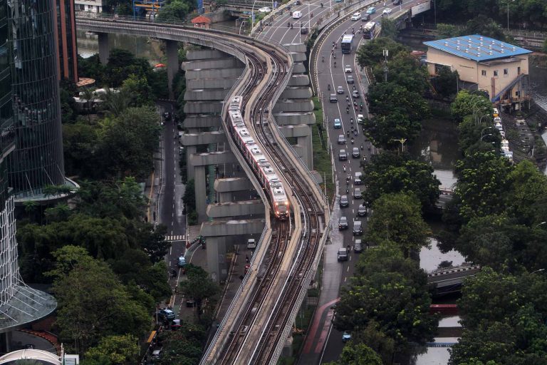 Sepanjang 2025 sebanyak 7.000 barang aneka jenis milik penumpang tertinggal di rangkaian kereta dan area Stasiun LRT Jabodebek. Nilai totalnya ditaksir hampir Rp800 juta.   Handphone atau HP dan Tumbler mendominasi jenis barang yang tertinggal. Jenis barang elektronik lainnya yang banyak tertinggal di LRT yakni laptop, smartwatch, dan tempat earphone nirkabel atau TWS. Sementara, barang-barang nonelektronik yang banyak tertinggal selain Tumbler adalah tempat makanan, payung, topi, kacamata, kartu uang elektronik, jam, dan beragam aksesoris.