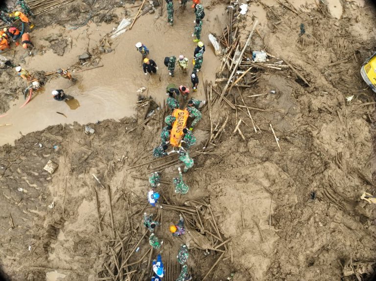 Memasuki hari ketiga operasi pencarian korban longsor, Tim SAR gabungan berhasil menemukan 13 body pack atau kantong jenazah. Dengan temuan tersebut, total kantong jenazah yang berhasil dievakuasi sejak hari pertama hingga Senin (26/1) pukul 18.30 WIB berjumlah 38 kantong jenazah. Seluruhnya telah diserahkan kepada Tim Disaster Victim Identification (DVI) untuk proses identifikasi lebih lanjut.  Kantong jenazah yang diserahkan ke Tim DVI tidak seluruhnya berisi jenazah utuh, melainkan juga potongan anggota tubuh. Oleh karena itu, proses identifikasi memerlukan pendalaman lebih lanjut. Saat ini, Tim DVI masih melakukan pemeriksaan melalui metode post mortem dan ante mortem.  Seluruh tahapan identifikasi dilakukan secara menyeluruh dengan mengedepankan prinsip kehati-hatian serta berbasis standar ilmiah, guna memastikan akurasi data yang dapat dipertanggungjawabkan kepada pihak keluarga korban.  Operasi pencarian pada hari ini difokuskan di sektor A1 dan A2. Penentuan sektor tersebut didasarkan pada hasil pemetaan menggunakan drone yang kemudian dicocokkan dengan keterangan Kepala Desa Pasirlangu, yang menyebutkan bahwa di area tersebut terdapat pemukiman warga.***(Foto: Ekobisnis.com/Dok BNPB)