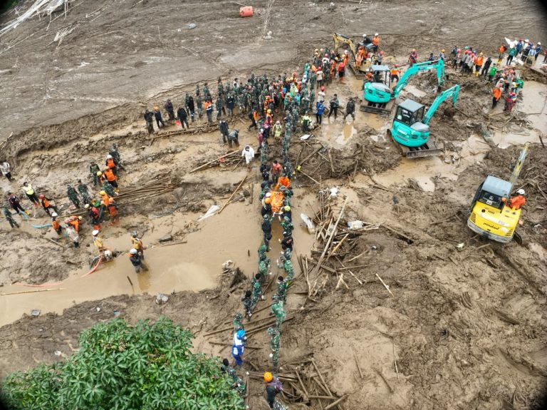 Kantong jenazah yang diserahkan ke Tim DVI tidak seluruhnya berisi jenazah utuh, melainkan juga potongan anggota tubuh. Oleh karena itu, proses identifikasi memerlukan pendalaman lebih lanjut. Saat ini, Tim DVI masih melakukan pemeriksaan melalui metode post mortem dan ante mortem.