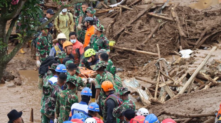 Kantong jenazah yang diserahkan ke Tim DVI tidak seluruhnya berisi jenazah utuh, melainkan juga potongan anggota tubuh. Oleh karena itu, proses identifikasi memerlukan pendalaman lebih lanjut. Saat ini, Tim DVI masih melakukan pemeriksaan melalui metode post mortem dan ante mortem.