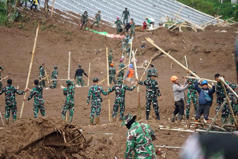 Menteri Koordinator Bidang Pembangunan Manusia dan Kebudayaan (Menko PMK) Pratikno menegaskan bahwa pemerintah mengutamakan penyelamatan jiwa dalam penanganan bencana tanah longsor yang melanda Kampung Pasirkuning dan Kampung Pasirkuda, Desa Pasirlangu, Kecamatan Cisarua, Kabupaten Bandung Barat.  Bencana longsor terjadi setelah hujan berintensitas tinggi mengguyur wilayah Bandung Barat sejak Jumat malam (23/1/2026). Kondisi tanah yang jenuh air memicu longsor besar pada dini hari sekitar pukul 03.00 WIB, disertai aliran banjir bandang dari kawasan perbukitan. Material longsor dan lumpur menerjang permukiman warga, menimbun rumah, merusak infrastruktur, serta memutus akses jalan.***(Foto: Ekobisnis.com/Dok Kemenko PMK)