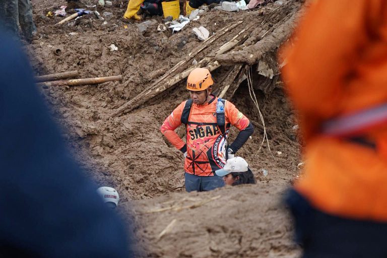 Bencana longsor terjadi setelah hujan berintensitas tinggi mengguyur wilayah Bandung Barat sejak Jumat malam (23/1/2026). Kondisi tanah yang jenuh air memicu longsor besar pada dini hari sekitar pukul 03.00 WIB, disertai aliran banjir bandang dari kawasan perbukitan. Material longsor dan lumpur menerjang permukiman warga, menimbun rumah, merusak infrastruktur, serta memutus akses jalan.