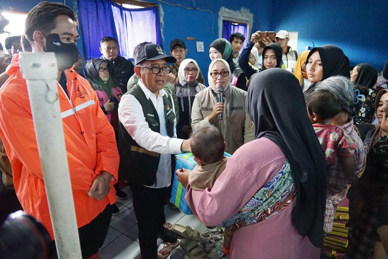 Bencana longsor terjadi setelah hujan berintensitas tinggi mengguyur wilayah Bandung Barat sejak Jumat malam (23/1/2026). Kondisi tanah yang jenuh air memicu longsor besar pada dini hari sekitar pukul 03.00 WIB, disertai aliran banjir bandang dari kawasan perbukitan. Material longsor dan lumpur menerjang permukiman warga, menimbun rumah, merusak infrastruktur, serta memutus akses jalan.