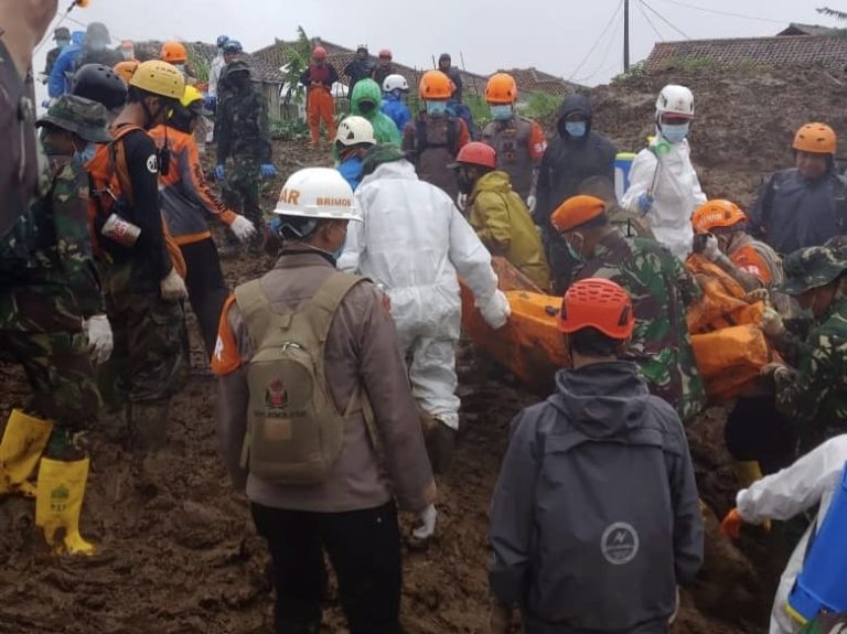 Berdasarkan data sementara, sebanyak 52 korban telah ditemukan dalam kondisi meninggal dunia, sementara 75 orang berhasil ditemukan selamat. Adapun puluhan warga lainnya masih dinyatakan hilang dan dalam proses pencarian.