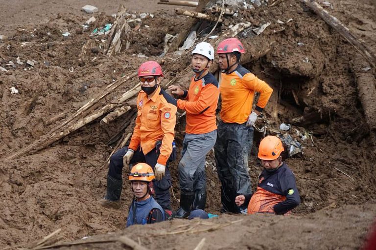 Bencana longsor terjadi setelah hujan berintensitas tinggi mengguyur wilayah Bandung Barat sejak Jumat malam (23/1/2026). Kondisi tanah yang jenuh air memicu longsor besar pada dini hari sekitar pukul 03.00 WIB, disertai aliran banjir bandang dari kawasan perbukitan. Material longsor dan lumpur menerjang permukiman warga, menimbun rumah, merusak infrastruktur, serta memutus akses jalan.
