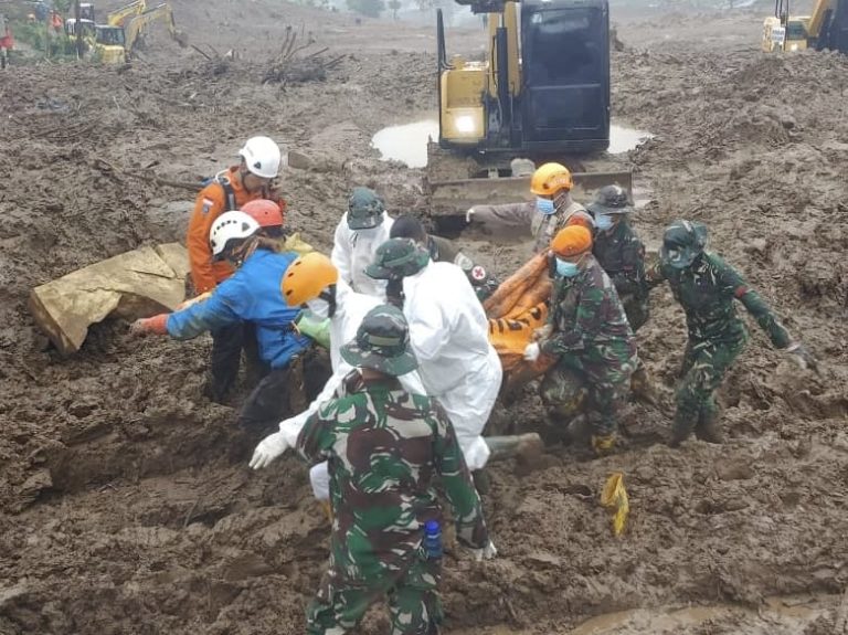 Prajurit Korps Pasukan Gerak Cepat (Korpasgat) TNI AU terus melaksanakan evakuasi korban bencana longsor di Desa Pasirlangu, Kecamatan Cisarua, Kabupaten Bandung Barat, yang memasuki hari keenam, Kamis (29/1/2026).  Evakuasi dilaksanakan secara terpadu bersama unsur TNI lainnya, Polri, Basarnas, BPBD, serta relawan setempat, di tengah kondisi medan yang berat dan cuaca yang berubah-ubah. Hingga saat ini, tim SAR Korpasgat memfokuskan pencarian di Sektor A2, yang memiliki tingkat kesulitan tinggi akibat kontur medan yang curam dan material longsoran yang tebal.  Berdasarkan data sementara, sebanyak 52 korban telah ditemukan dalam kondisi meninggal dunia, sementara 75 orang berhasil ditemukan selamat. Adapun puluhan warga lainnya masih dinyatakan hilang dan dalam proses pencarian.***(Foto: Ekobisnis.com/Dok Dispenau)