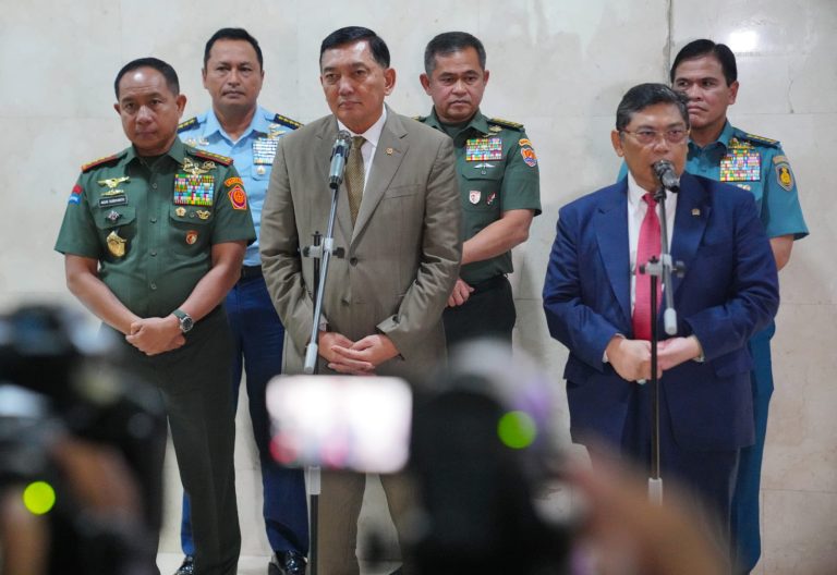 Panglima TNI Jenderal TNI Agus Subiyanto bersama Kasad, Kasal dan Kasau mendampingi Menteri Pertahanan Sjafrie Sjamsoeddin dalam rapat kerja bersama Komisi I DPR RI di Ruang Rapat Komisi I DPR RI, Senayan, Jakarta Pusat, Senin (26/1/2026).   Usai rapat kerja tersebut, Menteri Pertahanan RI menyampaikan kepada awak media bahwa beliau telah melaporkan kepada Presiden Republik Indonesia terkait pelaksanaan tugas-tugas TNI yang bersifat dinamis, salah satunya Satgas Jembatan TNI AD.  Menteri Pertahanan RI juga menjelaskan rencana serta kesiapan TNI dalam mendukung misi perdamaian dunia melalui keterlibatan pada Board of Peace, yaitu suatu badan internasional yang kini telah resmi dibentuk dan bertugas untuk memonitor administrasi, stabilisasi, serta upaya rehabilitasi, khususnya di wilayah Gaza dan secara umum di Palestina.***(Foto: Ekobisnis.com/Dok Puspen TNI)