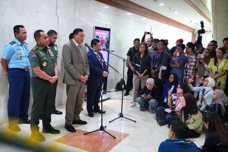 Usai rapat kerja tersebut, Menteri Pertahanan RI menyampaikan kepada awak media bahwa beliau telah melaporkan kepada Presiden Republik Indonesia terkait pelaksanaan tugas-tugas TNI yang bersifat dinamis, salah satunya Satgas Jembatan TNI AD.