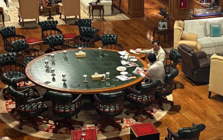 Presiden Prabowo Subianto memanggil Menteri Perumahan dan Kawasan Permukiman (PKP) Maruarar Sirait, ke kediaman pribadinya di Hambalang, Kamis (29/1/2026).   Sekretaris Kabinet Teddy Indra Wijaya dalam keterangan tertulisnya menyampaikan bahwa pertemuan tersebut membahas sejumlah langkah strategis pemerintah dalam mempercepat penyediaan hunian layak dan terjangkau bagi masyarakat.***(Foto: Ekobisnis.com/BPMI Setpres)