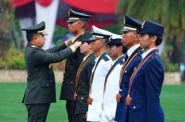 Panglima TNI Jenderal TNI Agus Subiyanto melantik dan mengambil sumpah 260 Perwira Prajurit Karier (Pa PK) TNI Program Khusus (Progsus) Tahun Anggaran 2026 dalam upacara Prasetya Perwira di Lapangan Prima Mabes TNI Cilangkap, Jakarta Timur, Kamis (29/1/2026).  Acara tersebut dihadiri Menhan RI Sjafrie Sjamsoeddin, Kepala Staf Angkatan TNI Angkatan Darat Jenderal TNI Maruli Simanjuntak, Kepala Staf TNI Angkatan Laut Laksamana TNI Muhammad Ali dan Kepala Staf TNI Angkatan Udara Marsekal TNI Mohamad Tonny Harjono.  Dalam sambutannya, Panglima TNI menegaskan bahwa para Perwira Remaja telah melalui proses pendidikan dan pembinaan yang komprehensif untuk membentuk karakter dan jati diri sebagai prajurit TNI.***(Foto: Ekobisnis.com/Dok Puspen TNI)