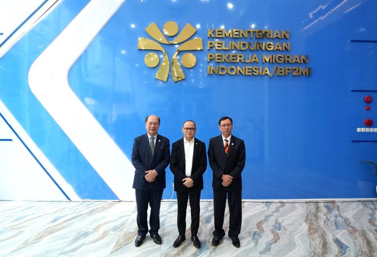 Pertemuan strategis ini membahas penguatan pelindungan serta optimalisasi penempatan Pekerja Migran Indonesia (PMI) di Sarawak, yang saat ini berjumlah sekitar 145 ribu orang. Mayoritas PMI tersebut bekerja di sektor perkebunan sawit, baik di hulu (upstream) maupun hilir (downstream).