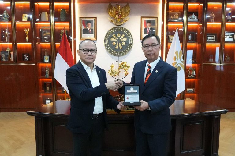 Menteri Pelindungan Pekerja Migran Indonesia (P2MI) Mukhtarudin menerima kunjungan kehormatan Menteri Industri Makanan, Komoditi, dan Pembangunan Wilayah Sarawak, Malaysia, Dato Sri Dr. Stephen Rundi Utom, bersama Wakil Menteri Imigrasi dan Pekerja Migran Sarawak, Datuk Gerawat Gala, di Kantor Kementerian P2MI, Jakarta Selatan, Selasa (27/1/2026).  Pertemuan strategis ini membahas penguatan pelindungan serta optimalisasi penempatan Pekerja Migran Indonesia (PMI) di Sarawak, yang saat ini berjumlah sekitar 145 ribu orang. Mayoritas PMI tersebut bekerja di sektor perkebunan sawit, baik di hulu (upstream) maupun hilir (downstream).***(Foto: Ekobisnis.com/Dok KemenP2MI)