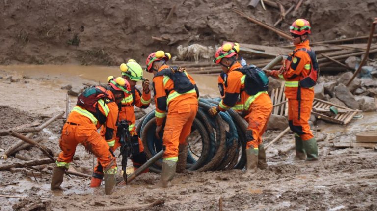 Operasi pencarian dan pertolongan memasuki hari ketiga, tim SAR Gabungan mengerahkan alat berat untuk mempercepat upaya penanganan. Sebelumnya tiga excavator sudah dikerahkan sejak operasi hari pertama.  Hari ini (26/1) dua excavator kembali didatangkan untuk membantu upaya percepatan penanganan. Dengan demikian, total lima excavator berukuran sedang telah dikerahkan dalam operasi SAR.   Kondisi material longsor yang masih lunak menjadi salah satu pertimbangan dalam pemilihan jenis alat berat. Excavator yang berukuran sedang saat ini dapat menjangkau titik pencarian dengan tetap mengutamakan keselamatan.***(Foto: Ekobisnis.com/Dok BNPB)
