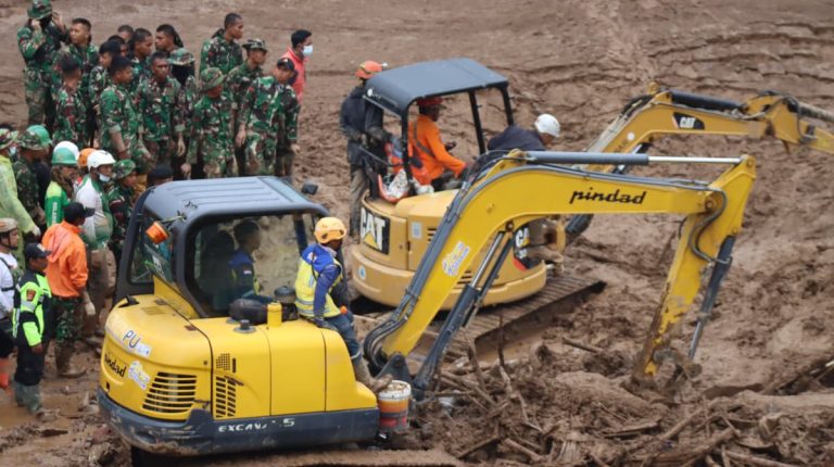 Hari ini (26/1) dua excavator kembali didatangkan untuk membantu upaya percepatan penanganan. Dengan demikian, total lima excavator berukuran sedang telah dikerahkan dalam operasi SAR.