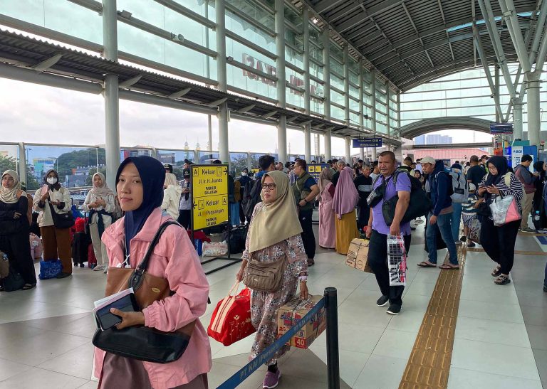Calon penumpang menunggu kereta api di Stasiun Bekasi, Jawa Barat, Minggu (18/1/2026).   PT Kereta Api Indonesia (Persero) Daerah Operasi 1 Jakarta (KAI Daop I) mencatat tingginya mobilitas masyarakat pada hari pertama libur panjang Isra Mi'raj.  Sebanyak 37.075 pelanggan tercatat berangkat menggunakan kereta api, sementara 21.244 penumpang tiba dan turun di stasiun wilayah Daop 1 Jakarta.***(Foto: Ekobisnis.com/Dwi Purnomo)