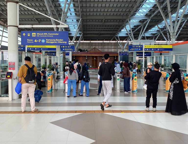 Sebanyak 37.075 pelanggan tercatat berangkat menggunakan kereta api, sementara 21.244 penumpang tiba dan turun di stasiun wilayah Daop 1 Jakarta.