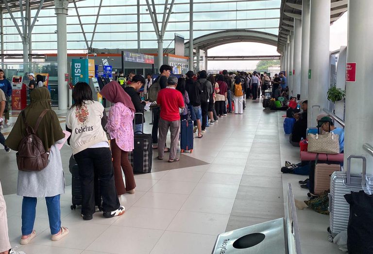 Sebanyak 37.075 pelanggan tercatat berangkat menggunakan kereta api, sementara 21.244 penumpang tiba dan turun di stasiun wilayah Daop 1 Jakarta.