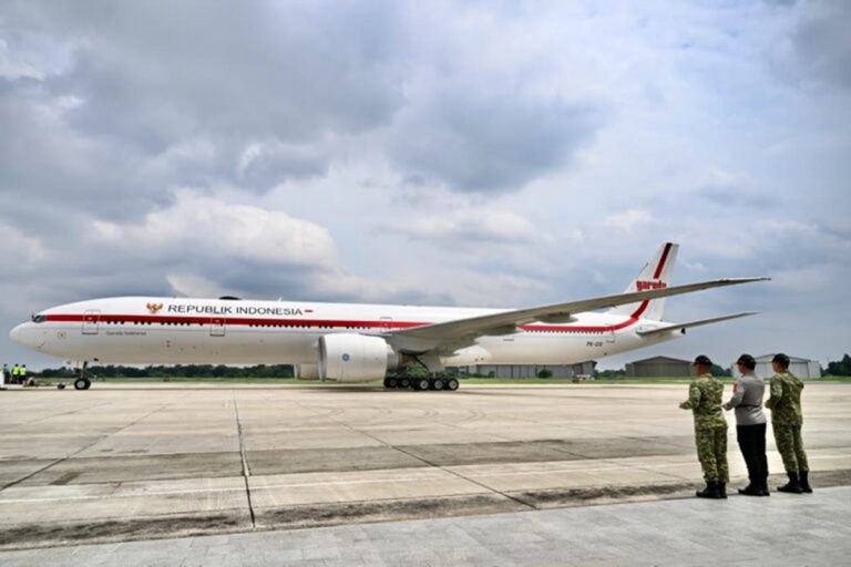 Presiden Prabowo Subianto bertolak menuju Inggris dan Swiss, untuk menghadiri sejumlah pertemuan strategis, Minggu (18/1/2026).   Kunjungan ini menjadi bagian dari upaya penguatan diplomasi Indonesia di tingkat global, baik dalam kerja sama bilateral maupun forum ekonomi dunia. Kunjungan Presiden Prabowo menegaskan peran aktif dalam percaturan global, sekaligus memperkuat posisi Indonesia di tengah dinamika ekonomi dan geopolitik dunia.***(Foto: Ekobisnis.com/BPMI Setpres)