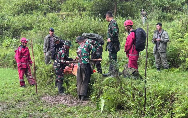 Prajurit Lanud Sultan Hasanuddin yang tergabung dalam Tim SAR gabungan berjibaku menembus medan curam dan terjal di lokasi jatuhnya pesawat ATR 42-500 guna melaksanakan evakuasi korban, Rabu (21/1/2026).  Di tengah kondisi geografis yang sulit, akses terbatas, serta cuaca yang tidak menentu, prajurit Lanud Sultan Hasanuddin bersama unsur Basarnas, TNI-Polri, dan relawan berhasil mengevakuasi korban menuju titik aman di Kampung Lampeso, untuk selanjutnya korban dievakuasi menggunakan Helikopter Basarnas untuk diterbangkan ke Lanud Sultan Hasanuddin.  Hingga saat ini, Tim SAR gabungan telah berhasil mengevakuasi dua orang korban dan masih terus melakukan penyisiran di kawasan Gunung Bulusaraung guna menemukan korban lainnya.***(Foto: Ekobisnis.com/Dok Puspen TNI)