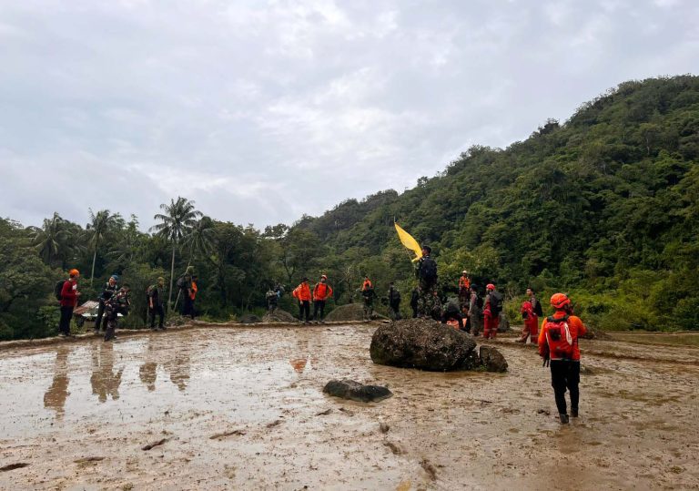 Di tengah kondisi geografis yang sulit, akses terbatas, serta cuaca yang tidak menentu, prajurit Lanud Sultan Hasanuddin bersama unsur Basarnas, TNI-Polri, dan relawan berhasil mengevakuasi korban menuju titik aman di Kampung Lampeso, untuk selanjutnya korban dievakuasi menggunakan Helikopter Basarnas untuk diterbangkan ke Lanud Sultan Hasanuddin.