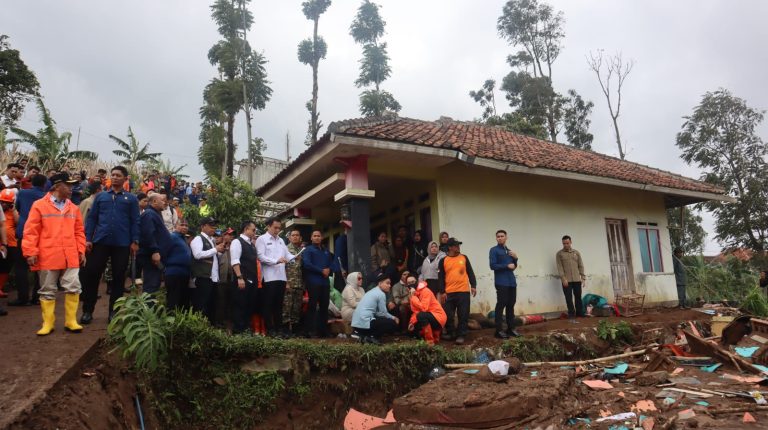 Kunjungan ini dilakukan untuk memastikan penanganan darurat berjalan optimal.