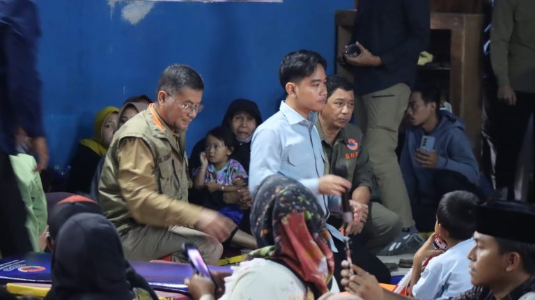 Kepala BNPB Letjen TNI Suharyanto bersama Wakil Presiden dan rombongan melihat langsung lokasi bencana longsor serta pos pengungsian di Desa Pasirlangu, Kabupaten Bandung Barat, Jawa Barat, Minggu (25/1/2026). Kunjungan ini dilakukan untuk memastikan penanganan darurat berjalan optimal.***(Foto: Ekobisnis.com/Dok BNPB)
