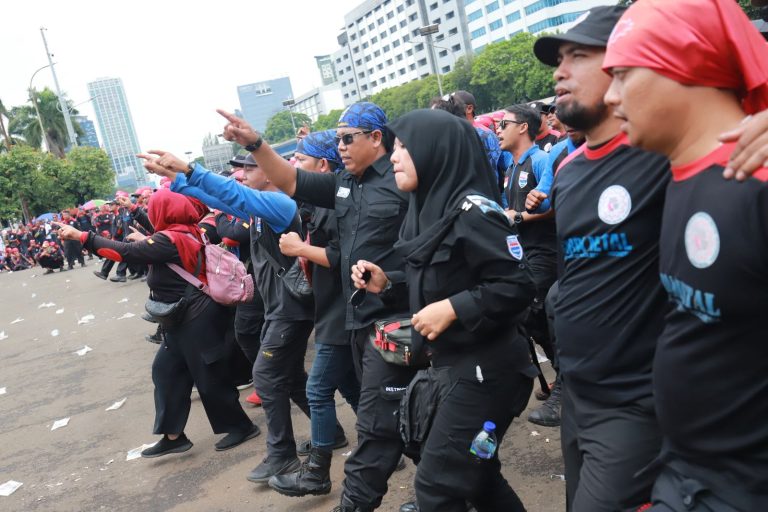 Massa Buruh melakukan aksi demonstrasi di depan Gedung DPR, Senayan, Jakarta, Kamis (15/1/2026).  Tak hanya menyampaikan orasi atas tuntutannya, elemen buruh juga turut membuat koreografi barisan perjuangan saat melakukan aksi demonstrasi. Koreografi ini dimaksudkan untuk membakar semangat para kaum buruh yang terus berjuang untuk menyuarakan apa yang telah menjadi tuntutannya.  Presiden Konfederasi Serikat Pekerja Seluruh Indonesia (KSPI) sekaligus Presiden Partai Buruh Said Iqbal menyampaikan kembali bahwa buruh membawa empat tuntutan yang disuarakan kepada parlemen.***(Foto: Ekobisnis.com/Farras Dawi)