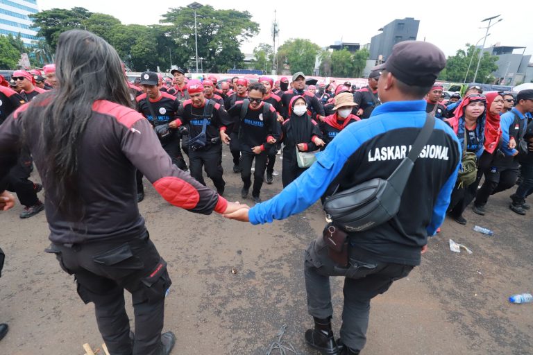 Tak hanya menyampaikan orasi atas tuntutannya, elemen buruh juga turut membuat koreografi barisan perjuangan saat melakukan aksi demonstrasi. Koreografi ini dimaksudkan untuk membakar semangat para kaum buruh yang terus berjuang untuk menyuarakan apa yang telah menjadi tuntutannya.  Presiden Konfederasi Serikat Pekerja Seluruh Indonesia (KSPI) sekaligus Presiden Partai Buruh Said Iqbal menyampaikan kembali bahwa buruh membawa empat tuntutan yang disuarakan kepada parlemen.
