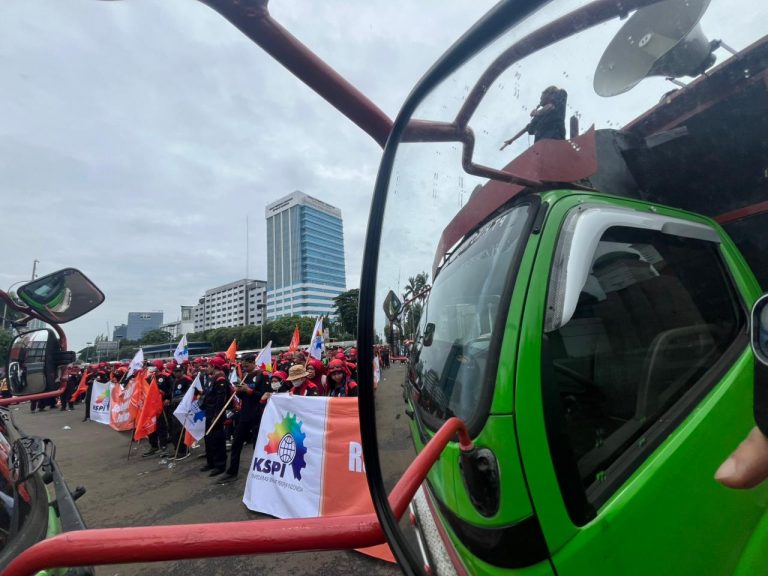 Tak hanya menyampaikan orasi atas tuntutannya, elemen buruh juga turut membuat koreografi barisan perjuangan saat melakukan aksi demonstrasi. Koreografi ini dimaksudkan untuk membakar semangat para kaum buruh yang terus berjuang untuk menyuarakan apa yang telah menjadi tuntutannya.  Presiden Konfederasi Serikat Pekerja Seluruh Indonesia (KSPI) sekaligus Presiden Partai Buruh Said Iqbal menyampaikan kembali bahwa buruh membawa empat tuntutan yang disuarakan kepada parlemen.