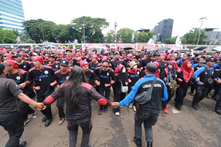 Tak hanya menyampaikan orasi atas tuntutannya, elemen buruh juga turut membuat koreografi barisan perjuangan saat melakukan aksi demonstrasi. Koreografi ini dimaksudkan untuk membakar semangat para kaum buruh yang terus berjuang untuk menyuarakan apa yang telah menjadi tuntutannya.  Presiden Konfederasi Serikat Pekerja Seluruh Indonesia (KSPI) sekaligus Presiden Partai Buruh Said Iqbal menyampaikan kembali bahwa buruh membawa empat tuntutan yang disuarakan kepada parlemen.