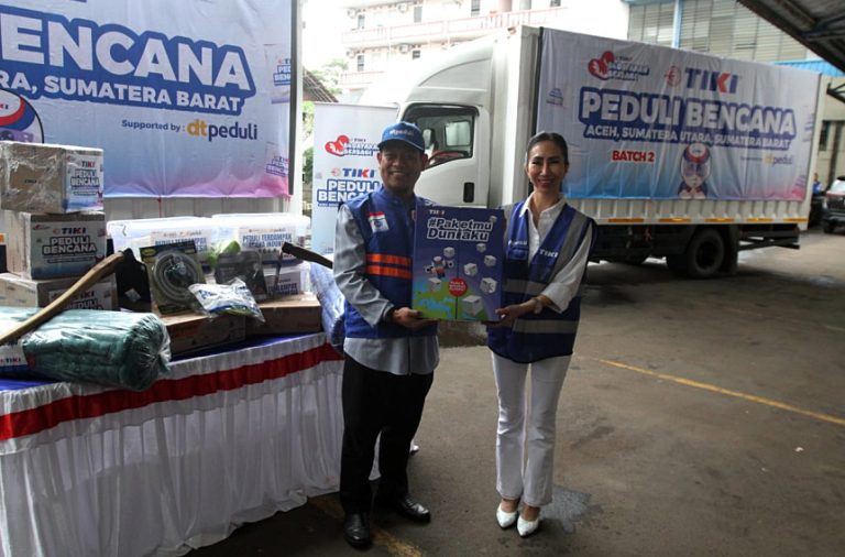 Direktur Utama TIKI Yulina Hastuti (kanan) dan Executive Director DT Peduli, Jajang Nurjaman (kiri) melepas truk TIKI Peduli Bencana Sumatera yang membawa bantuan logistik tahap kedua bagi masyarakat di Aceh, Sumatera Utara dan Sumatera Barat di Gudang Transit M1 TIKI, Kota Tangerang, Banten, Selasa (13/1/2026).PT Citra Van Titipan Kilat (TIKI), perusahaan jasa pengiriman dengan rekam jejak 55 tahun melayani Indonesia, kembali menggalang bantuan logistik tahap kedua bagi masyarakat terdampak bencana di wilayah Sumatera. Penggalangan lanjutan ini dilakukan seiring besarnya antusiasme dan kepedulian masyarakat yang ingin berpartisipasi membantu para korban bencana.Melalui program gratis ongkir bantuan logistik Sumatera, TIKI memfasilitasi pengiriman bantuan dari seluruh wilayah Indonesia yang berlangsung pada 5–11 Januari 2026. Inisiatif ini menjadi wujud komitmen TIKI sebagai penghubung solidaritas masyarakat agar bantuan dapat tersalurkan secara cepat dan tepat sasaran.***(Foto: Ekobisnis.com/Farras Dawi)