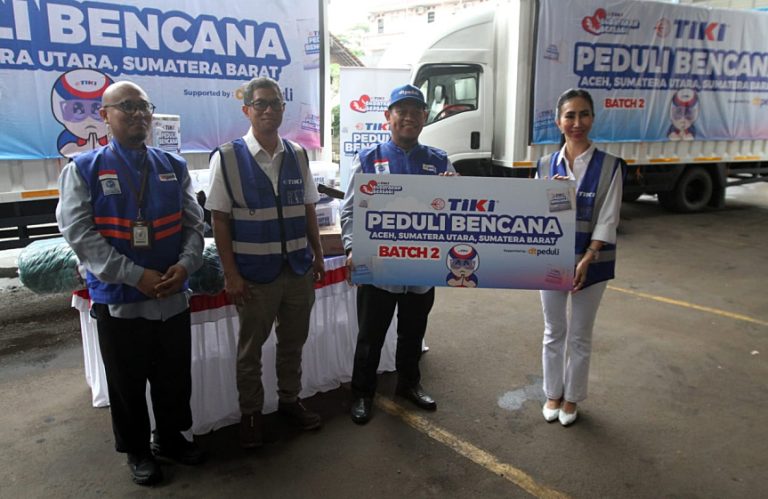 Direktur Utama TIKI Yulina Hastuti (kanan) dan Executive Director DT Peduli, Jajang Nurjaman (kiri) melepas truk TIKI Peduli Bencana Sumatera yang membawa bantuan logistik tahap kedua bagi masyarakat di Aceh, Sumatera Utara dan Sumatera Barat di Gudang Transit M1 TIKI, Kota Tangerang, Banten, Selasa (13/1/2026).PT Citra Van Titipan Kilat (TIKI), perusahaan jasa pengiriman dengan rekam jejak 55 tahun melayani Indonesia, kembali menggalang bantuan logistik tahap kedua bagi masyarakat terdampak bencana di wilayah Sumatera. Penggalangan lanjutan ini dilakukan seiring besarnya antusiasme dan kepedulian masyarakat yang ingin berpartisipasi membantu para korban bencana.Melalui program gratis ongkir bantuan logistik Sumatera, TIKI memfasilitasi pengiriman bantuan dari seluruh wilayah Indonesia yang berlangsung pada 5–11 Januari 2026. Inisiatif ini menjadi wujud komitmen TIKI sebagai penghubung solidaritas masyarakat agar bantuan dapat tersalurkan secara cepat dan tepat sasaran.***(Foto: Ekobisnis.com/Farras Dawi)