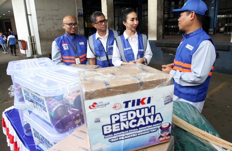 Direktur Utama TIKI Yulina Hastuti (kanan) dan Executive Director DT Peduli, Jajang Nurjaman (kiri) melepas truk TIKI Peduli Bencana Sumatera yang membawa bantuan logistik tahap kedua bagi masyarakat di Aceh, Sumatera Utara dan Sumatera Barat di Gudang Transit M1 TIKI, Kota Tangerang, Banten, Selasa (13/1/2026).PT Citra Van Titipan Kilat (TIKI), perusahaan jasa pengiriman dengan rekam jejak 55 tahun melayani Indonesia, kembali menggalang bantuan logistik tahap kedua bagi masyarakat terdampak bencana di wilayah Sumatera. Penggalangan lanjutan ini dilakukan seiring besarnya antusiasme dan kepedulian masyarakat yang ingin berpartisipasi membantu para korban bencana.Melalui program gratis ongkir bantuan logistik Sumatera, TIKI memfasilitasi pengiriman bantuan dari seluruh wilayah Indonesia yang berlangsung pada 5–11 Januari 2026. Inisiatif ini menjadi wujud komitmen TIKI sebagai penghubung solidaritas masyarakat agar bantuan dapat tersalurkan secara cepat dan tepat sasaran.***(Foto: Ekobisnis.com/Farras Dawi)