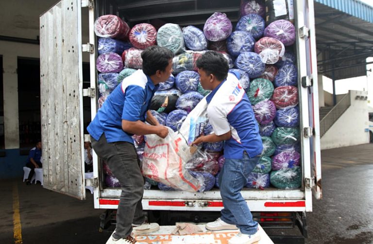 Direktur Utama TIKI Yulina Hastuti (kanan) dan Executive Director DT Peduli, Jajang Nurjaman (kiri) melepas truk TIKI Peduli Bencana Sumatera yang membawa bantuan logistik tahap kedua bagi masyarakat di Aceh, Sumatera Utara dan Sumatera Barat di Gudang Transit M1 TIKI, Kota Tangerang, Banten, Selasa (13/1/2026).PT Citra Van Titipan Kilat (TIKI), perusahaan jasa pengiriman dengan rekam jejak 55 tahun melayani Indonesia, kembali menggalang bantuan logistik tahap kedua bagi masyarakat terdampak bencana di wilayah Sumatera. Penggalangan lanjutan ini dilakukan seiring besarnya antusiasme dan kepedulian masyarakat yang ingin berpartisipasi membantu para korban bencana.Melalui program gratis ongkir bantuan logistik Sumatera, TIKI memfasilitasi pengiriman bantuan dari seluruh wilayah Indonesia yang berlangsung pada 5–11 Januari 2026. Inisiatif ini menjadi wujud komitmen TIKI sebagai penghubung solidaritas masyarakat agar bantuan dapat tersalurkan secara cepat dan tepat sasaran.***(Foto: Ekobisnis.com/Farras Dawi)