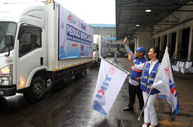 Direktur Utama TIKI Yulina Hastuti (kanan) dan Executive Director DT Peduli, Jajang Nurjaman (kiri) melepas truk TIKI Peduli Bencana Sumatera yang membawa bantuan logistik tahap kedua bagi masyarakat di Aceh, Sumatera Utara dan Sumatera Barat di Gudang Transit M1 TIKI, Kota Tangerang, Banten, Selasa (13/1/2026).

PT Citra Van Titipan Kilat (TIKI), perusahaan jasa pengiriman dengan rekam jejak 55 tahun melayani Indonesia, kembali menggalang bantuan logistik tahap kedua bagi masyarakat terdampak bencana di wilayah Sumatera. Penggalangan lanjutan ini dilakukan seiring besarnya antusiasme dan kepedulian masyarakat yang ingin berpartisipasi membantu para korban bencana.

Melalui program gratis ongkir bantuan logistik Sumatera, TIKI memfasilitasi pengiriman bantuan dari seluruh wilayah Indonesia yang berlangsung pada 5–11 Januari 2026. Inisiatif ini menjadi wujud komitmen TIKI sebagai penghubung solidaritas masyarakat agar bantuan dapat tersalurkan secara cepat dan tepat sasaran.***(Foto: Ekobisnis.com/Farras Dawi)
