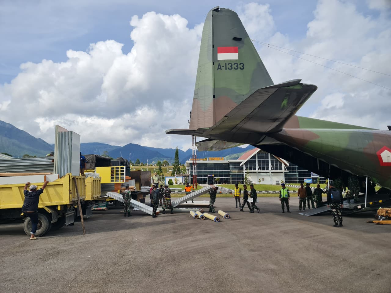 12 Ton Material Huntara Dikirim TNI AU ke Kabupaten Bener Meriah